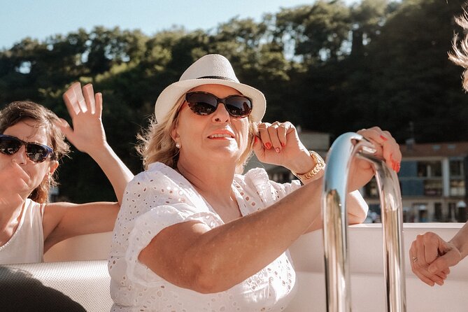 "2 bays, mornings, afternoons, sunset with a glass of cava - The hosts and the onboard commentary