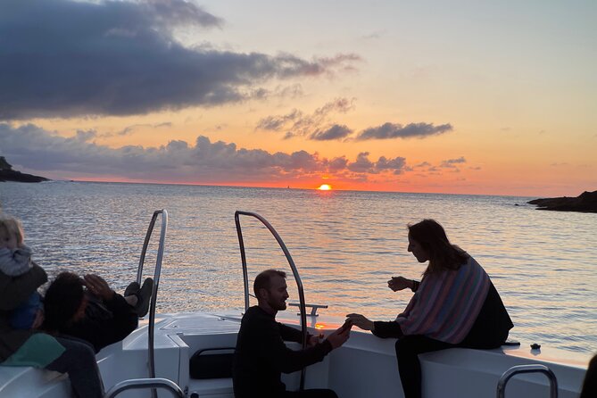 "2 bays, mornings, afternoons, sunset with a glass of cava - Leaving the port and crossing San Sebastián Bay