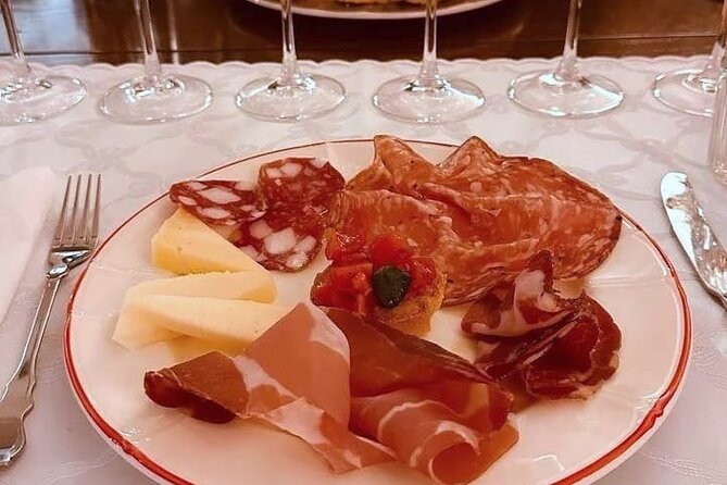 2 Hours Visit and Wine Tasting with tastings in Val D'Orcia - The Tuscan platter makes the tasting feel like lunch