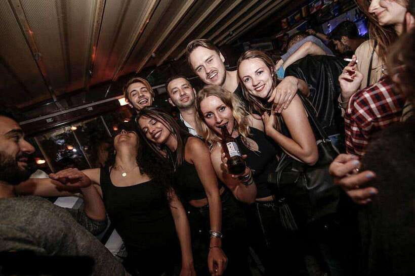 4-Hour Shanghai Pub Crawl (bars & nightclub hopping) - Why solo visitors fit this format well