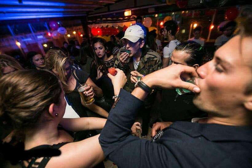 4-Hour Shanghai Pub Crawl (bars & nightclub hopping) - What the guides add to the evening