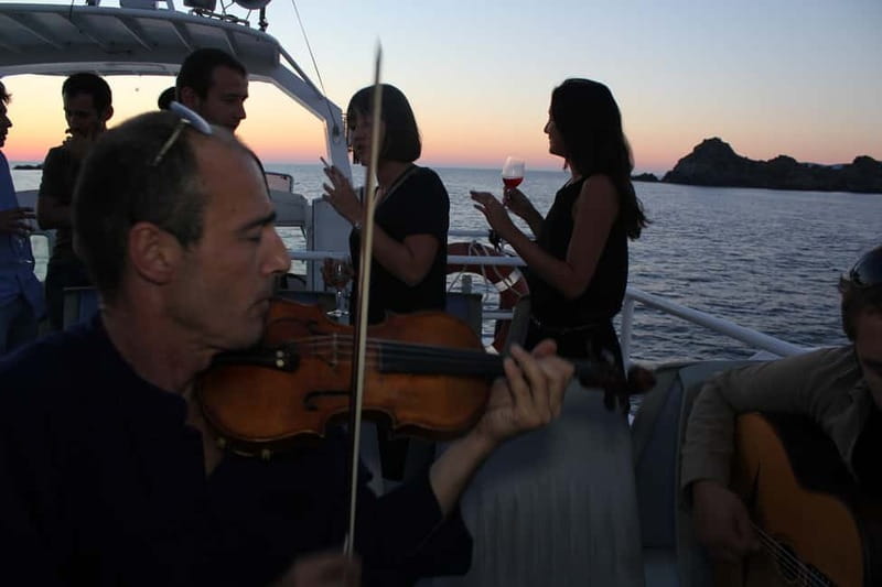 Ajaccio/Porticcio: Sanguinaires Sunset Cruise & Wine Tasting - Corsican wine with a winemaker at the table