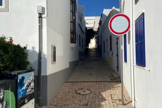Albufeira History Walking Tour with Wine and Tapas - How the guiding style affects the experience