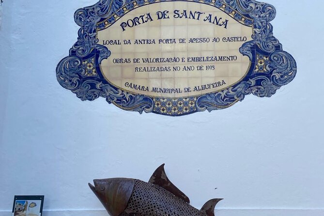 Albufeira History Walking Tour with Wine and Tapas - Finding the kiosk at Fisherman’s Square