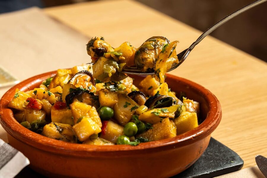 Alcudia: Self-Guided Gourmet Tapas and Wine Tour - Timing, tickets, and the self-guided setup