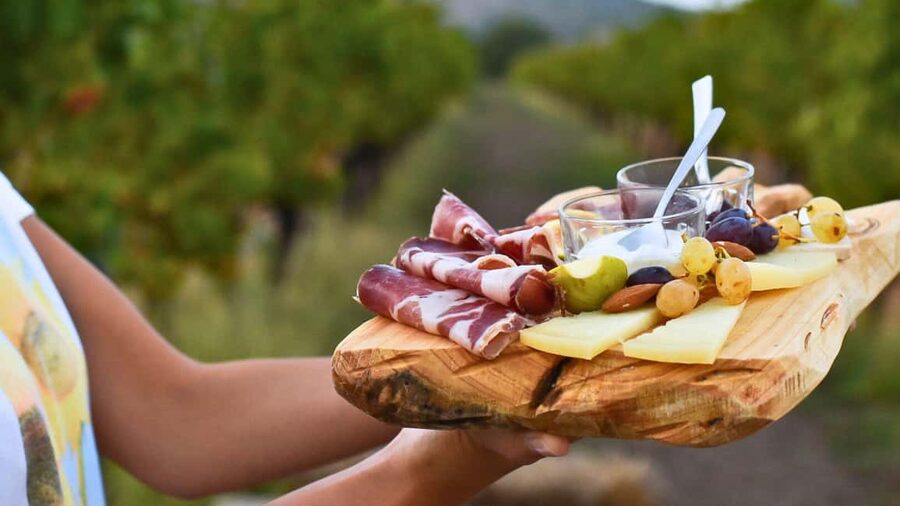Alghero: lunch or dinner in the vineyard - What arrives at the Sardinian table