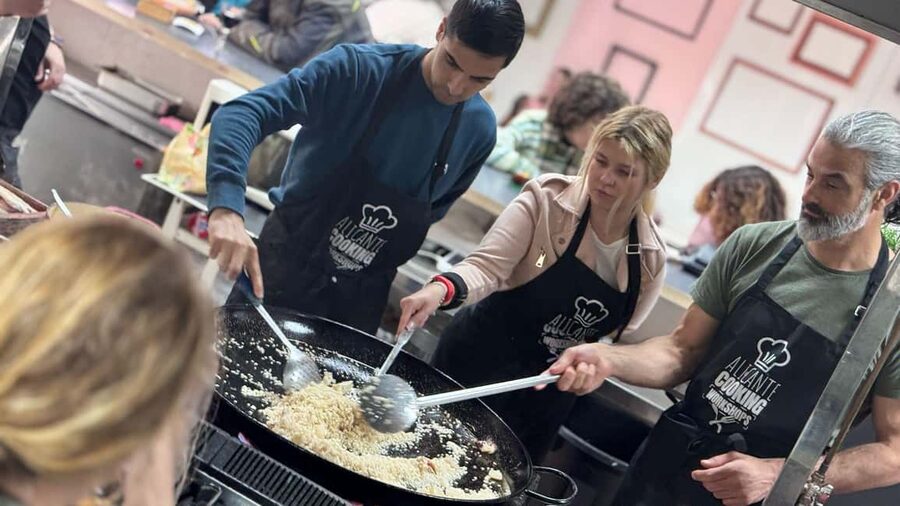 Alicante: Paella & Sangria Class with Tapas and Market Visit - Salmorreta, broth, and the details that make the dish