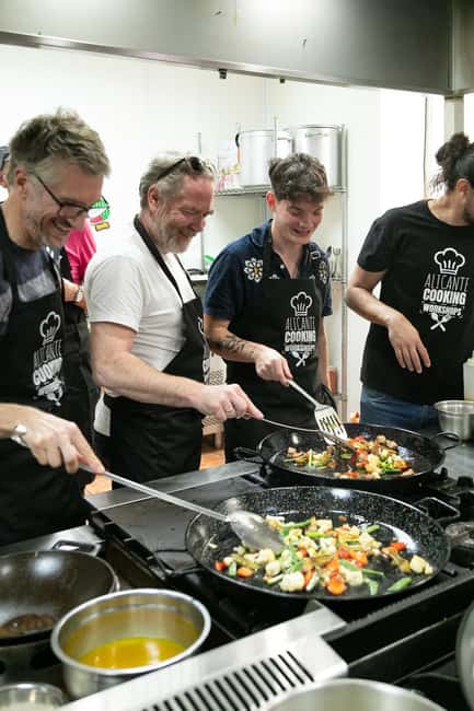 Alicante: Paella & Sangria Class with Tapas and Market Visit - Federico’s role in making the class work