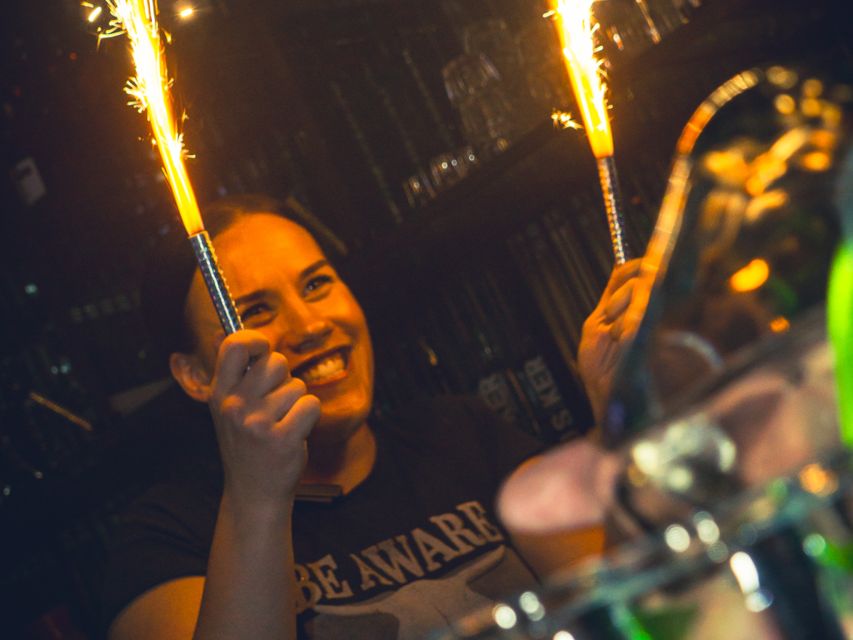 Amsterdam: City Center Bar Crawl and Nightlife Experience - How the night compares with doing Amsterdam alone