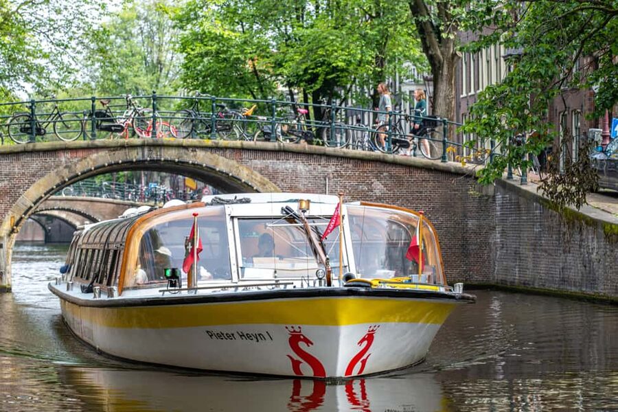 Amsterdam: City Centre Canal Cruise & Free Flower Cocktail - Why a canal cruise belongs near the start of your Amsterdam visit