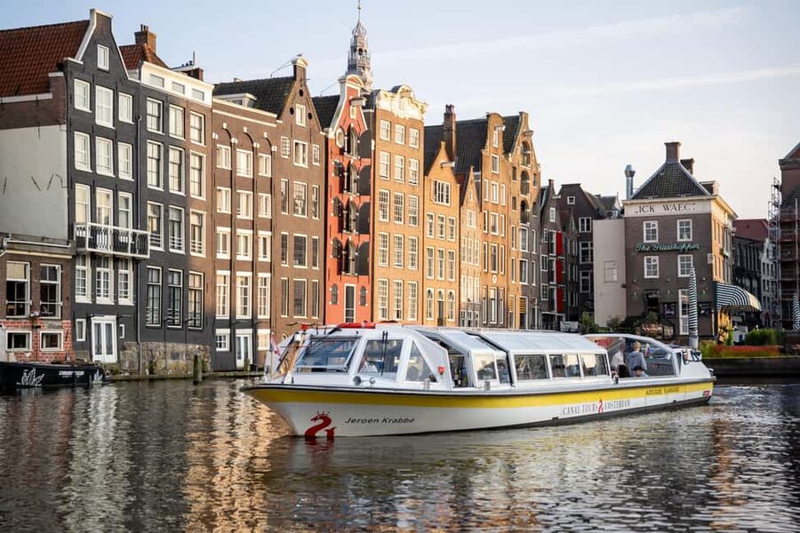 Amsterdam: City Centre Canal Cruise & Free Flower Cocktail - The first stretch: Central Station and Amsterdam’s old waterfront