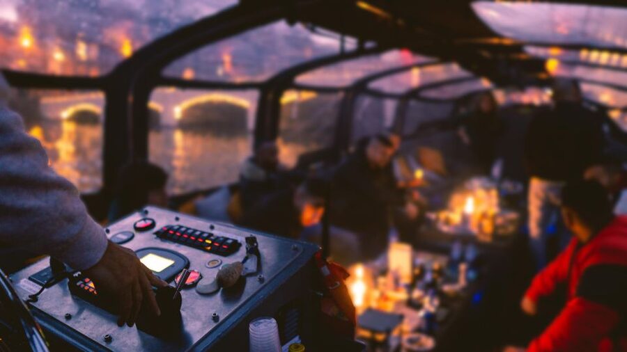 Amsterdam: Covered Canal Booze Cruise with Unlimited Drinks - Why a one-hour canal cruise works so well
