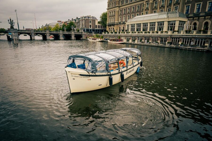 Amsterdam: Covered Canal Booze Cruise with Unlimited Drinks - Red Light District and Amsterdam Central