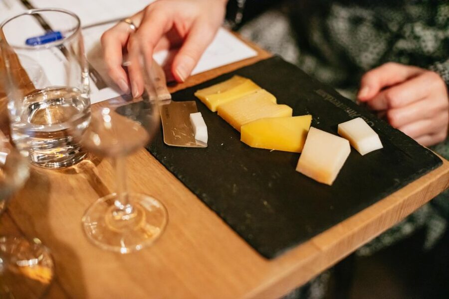Amsterdam: Dutch Cheese Tasting Experience with Wine - Small details that improve the experience