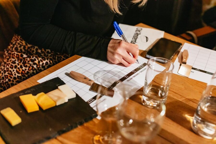 Amsterdam: Dutch Cheese Tasting Experience with Wine - Five Goudas, five different lessons