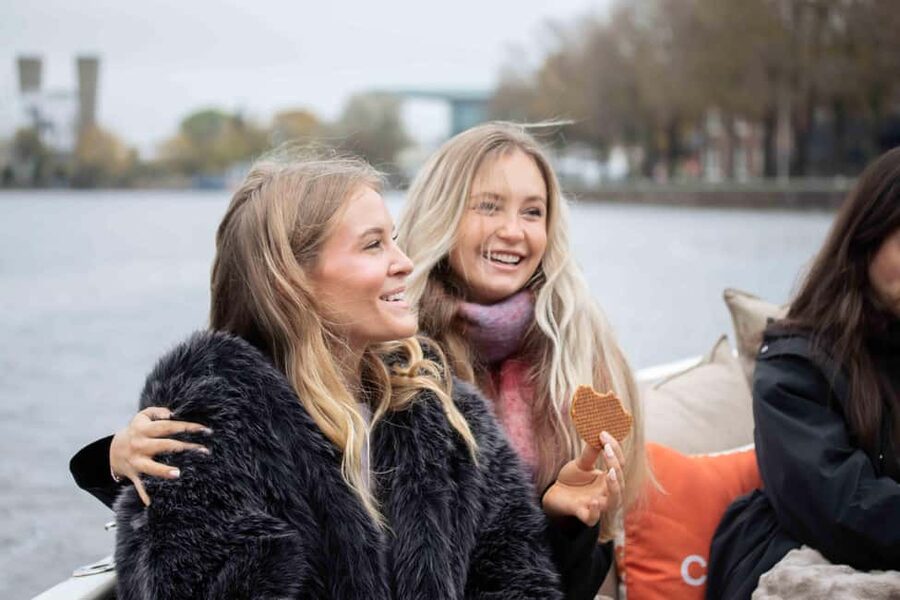 Amsterdam: Evening Lights Cruise incl. Cocktail & Waffle - Key points to know before you book
