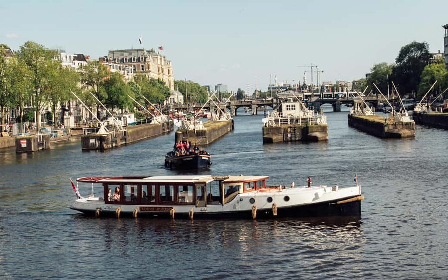 Amsterdam: Evening Lights Cruise incl. Cocktail & Waffle - Guides who keep the hour moving