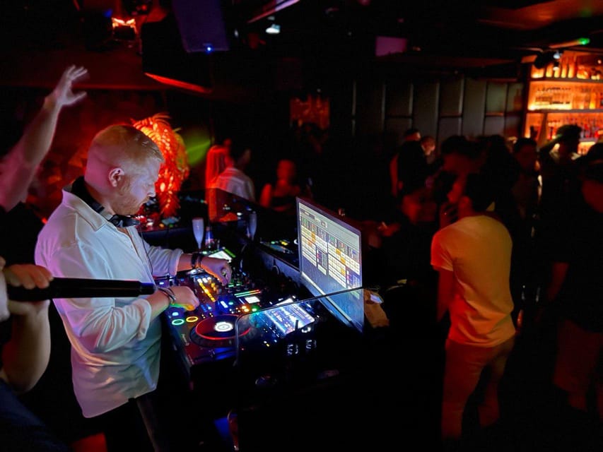 Amsterdam: Ludwig's Red Light Pub Crawl with VIP Club Entry - What to bring and how to prepare