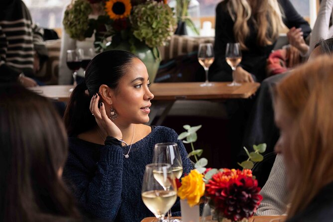 Amsterdam: Luxury Saloon Boat Cruise with Cocktails & Waffle - Choosing between the standard and open-bar options