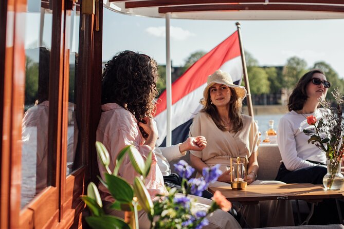 Amsterdam: Luxury Saloon Boat Cruise with Cocktails & Waffle - Following the Amstel to Magere Brug