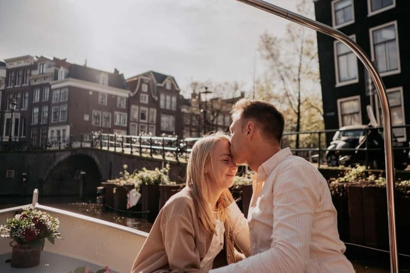 Amsterdam: Private Romantic Canal Cruise w. Prosecco/Snacks - A private way to see Amsterdam’s canals