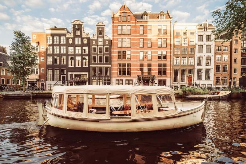 Amsterdam: Private Romantic Canal Cruise w. Prosecco/Snacks - Reguliersgracht and the Seven Bridges of Love