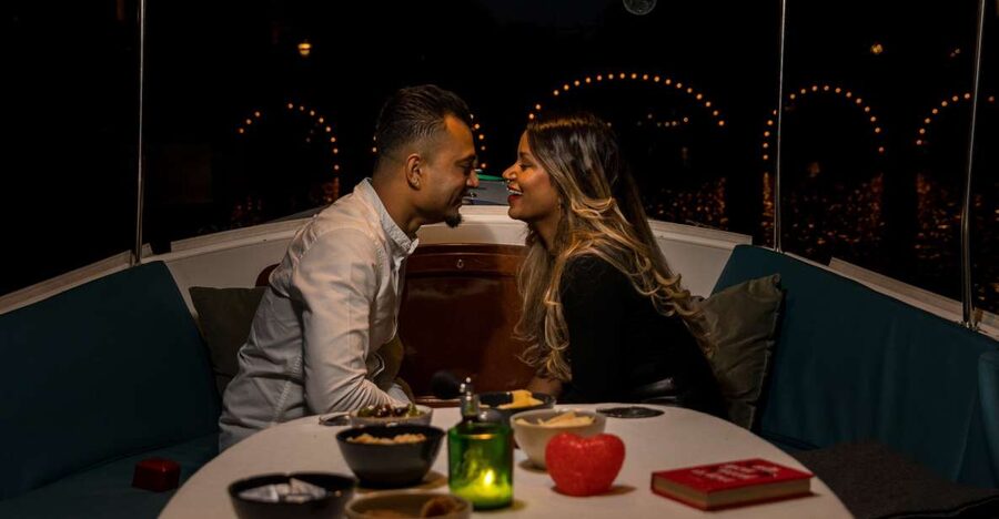 Amsterdam: Private Romantic Evening Boat Tour with Prosecco - What the price means for two people