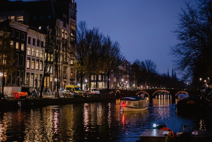 Amsterdam: Private Romantic Evening Boat Tour with Prosecco - Grachtengordel: Amsterdam’s signature canal view