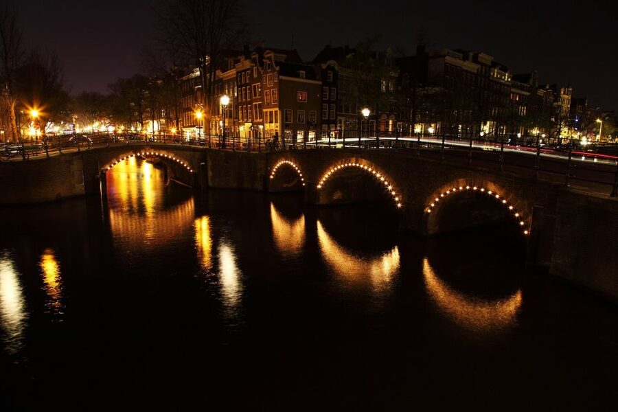 Amsterdam: Private Romantic Evening Boat Tour with Prosecco - Reguliersgracht and the seven-bridge views
