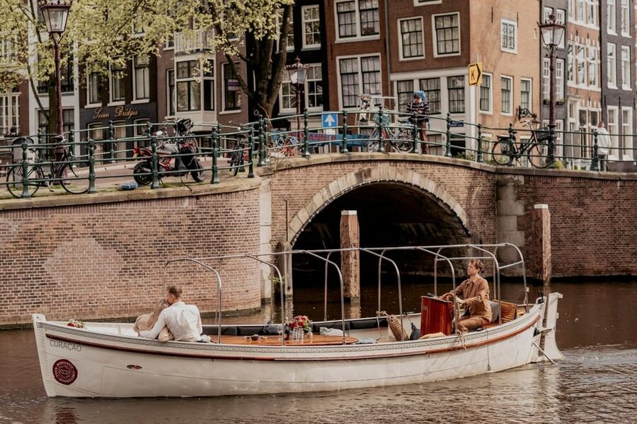Amsterdam: Private Romantic Evening Boat Tour with Prosecco - Prosecco, Dutch snacks, and blankets