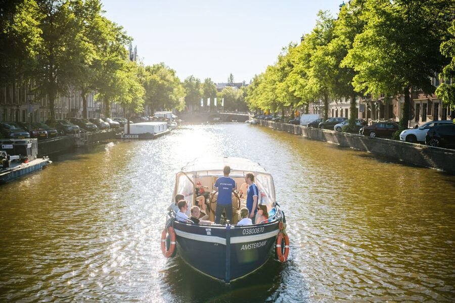 Amsterdam: Red-Light District Pub Crawl and Booze Boat Tour - Finishing at one of Amsterdam’s major clubs