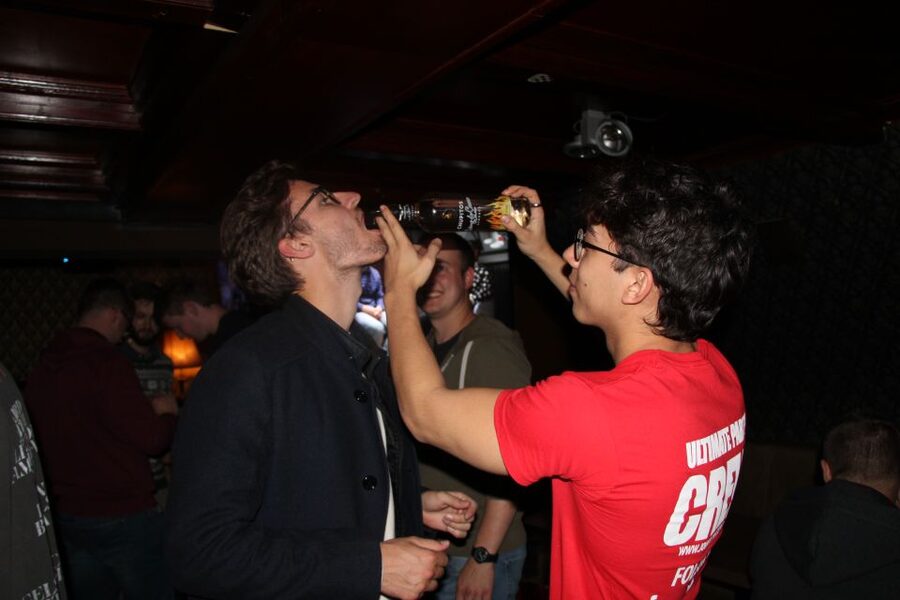 Amsterdam: Red-Light District Pub Crawl and Booze Boat Tour - What to wear and what to bring