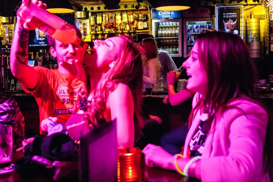 Amsterdam: Red Light District Pub Crawl with Unlimited Shots - Four pubs, four chances to find your crowd