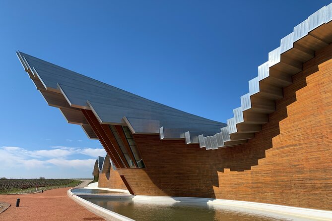 Architectural Rioja Small Group Wine Tour with Lunch from Bilbao - How the small group changes the day