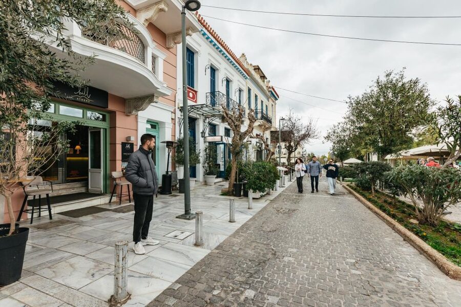 Athens: Wine Tasting with a Sommelier under the Acropolis - How much wine and food should you expect?