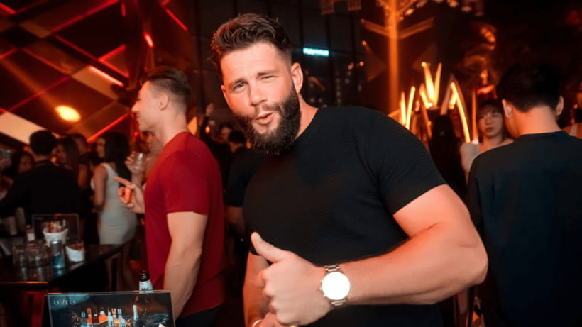 Bangkok: Pub Crawl - Juicy changes the pace with music and dancing