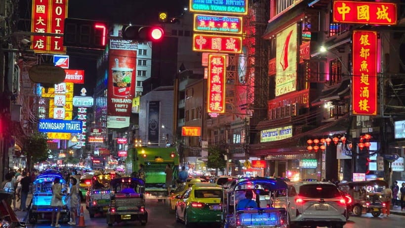 Bangkok: Street Food Tasting Tour at Night - Why the guide matters here