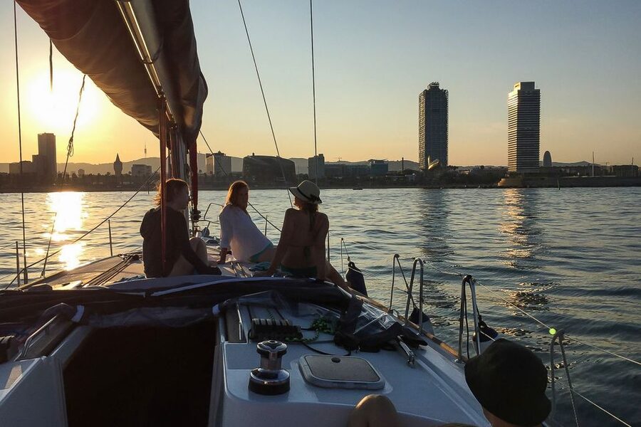Barcelona: Coastline Boat Trip with Snacks and Cava - My advice before booking