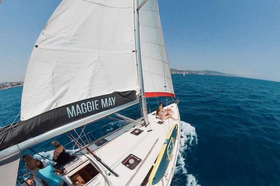 Barcelona: Coastline Boat Trip with Snacks and Cava - Why the $32 price works
