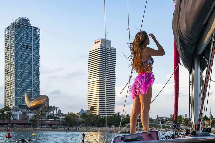 Barcelona: Coastline Boat Trip with Snacks and Cava - What a typical two hours feel like