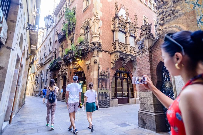 Barcelona E-Bike Small Group Tour with Tapas & Wine Tasting - Ciutadella Park and Catalan political history