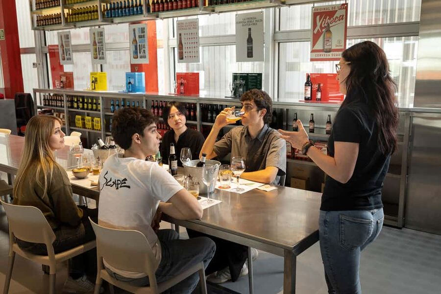 Barcelona: Estrella Damm Brewery Guided Tour with Tasting - What the experience does best
