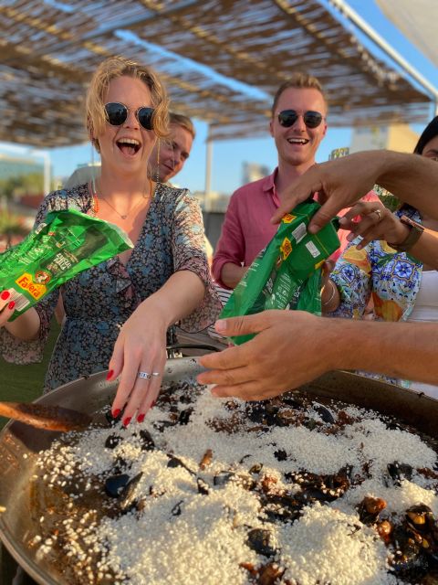 Barcelona: Rooftop Paella Cooking Class with Sangria - How the hosts handle different groups