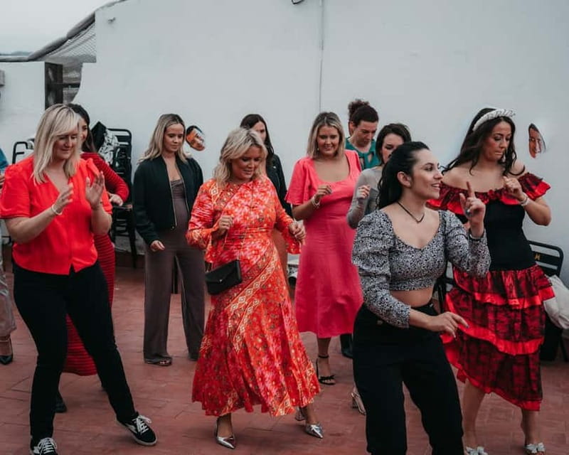 Barcelona: Rooftop Salsa Class with Bottomless Sangria - Who should book this experience?