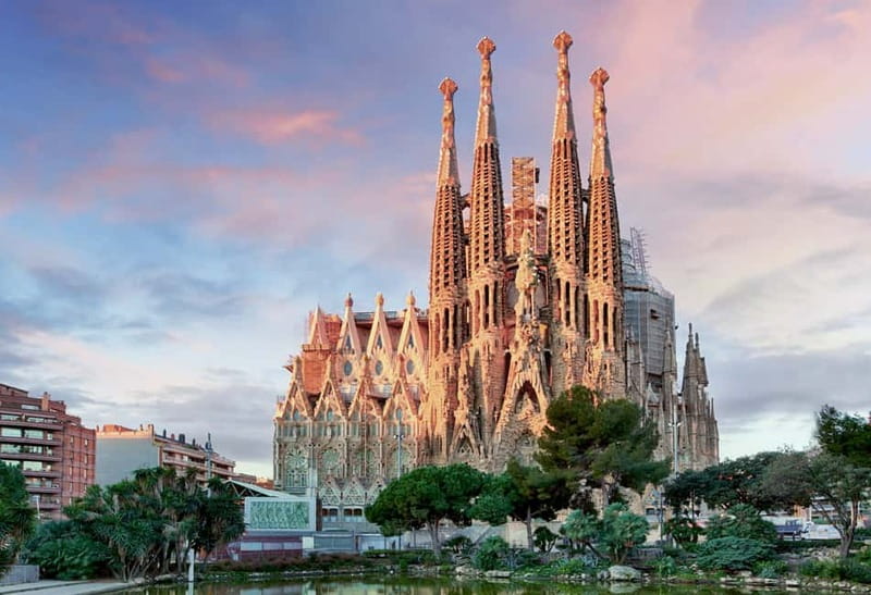 Barcelona: Sagrada Familia Evening Tour with Cava - Should you book the Sagrada Familia evening tour?