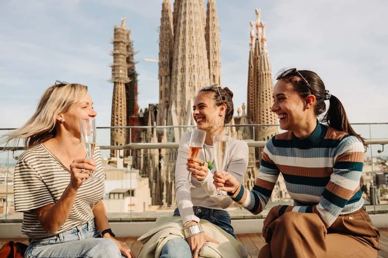 Barcelona: Sagrada Familia Evening Tour with Cava - Why the rooftop start works so well