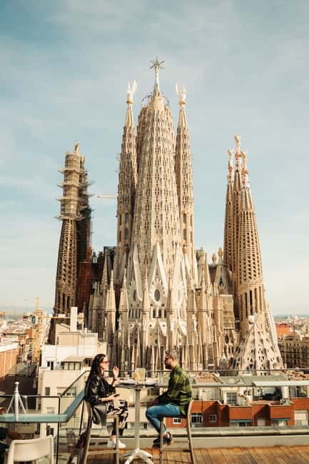 Barcelona: Sagrada Familia Evening Tour with Cava - Entering the basilica without the long wait