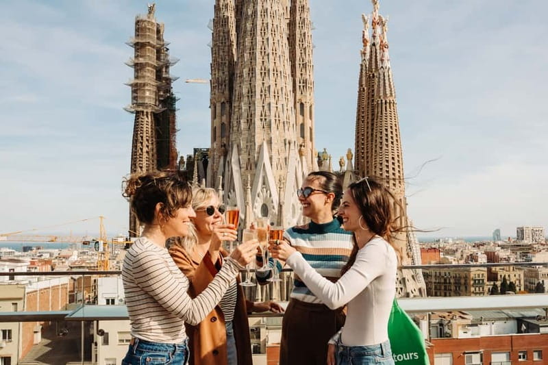 Barcelona: Sagrada Familia Evening Tour with Cava - The important limits of an evening visit