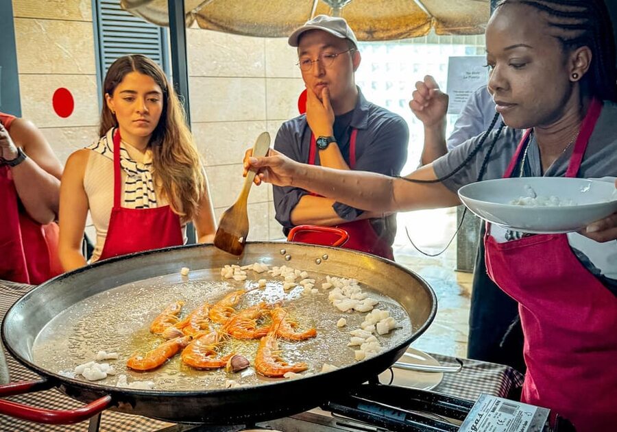 Barcelona: Seafood Paella ★Maestro★ & Tapas & Sangria - Mixing sangria with fresh fruit