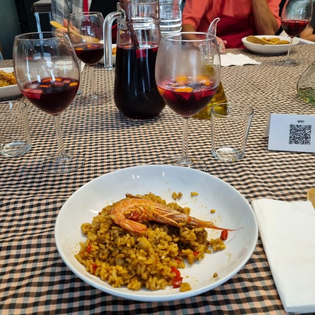 Barcelona: Seafood Paella ★Maestro★ & Tapas & Sangria - Eating what the group has prepared